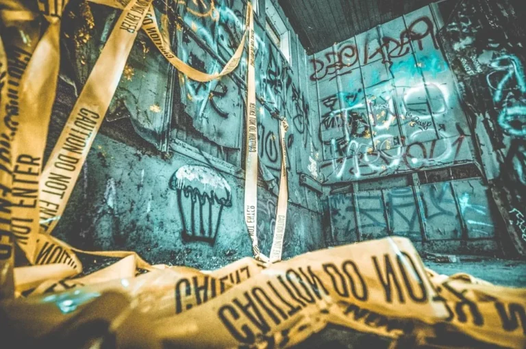 Väggar med mycket klotter och varningstejp