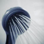 Ett dushmunstycke avger vattenånga som kan innehålla legionella