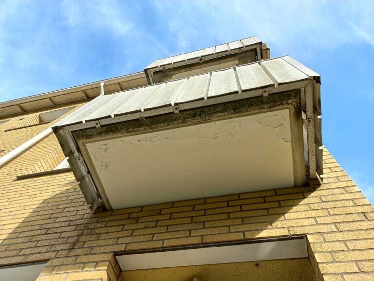 Balkonger med skador i betongen och i behov av en grundlig balkongbesiktning.