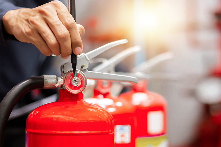 Kontroll av brandsläckare, en del av det systematiska brandskyddsarbetet.