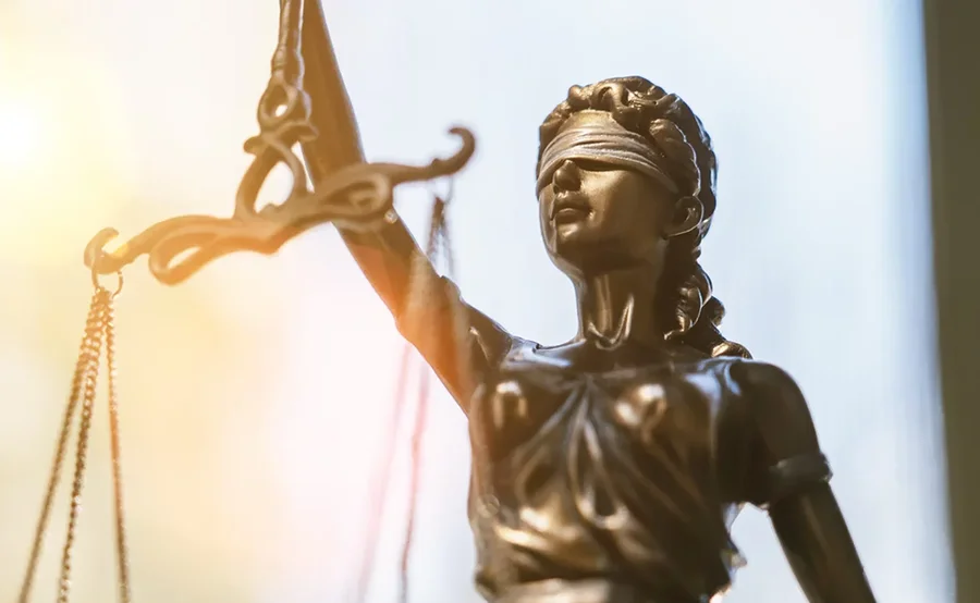 Justitia symboliserar juridik inom fastighetsförvaltning på Bredablick Förvaltning