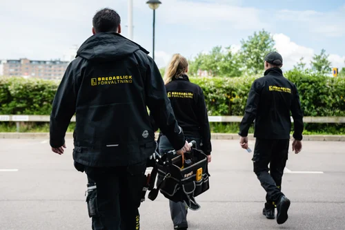 Tekniska förvaltare och fastighetsskötare arbetar med fastighetsförvaltning.