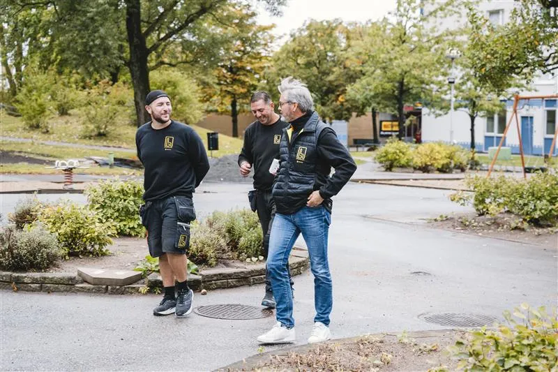 Tre fastighetsskötare i utemiljö