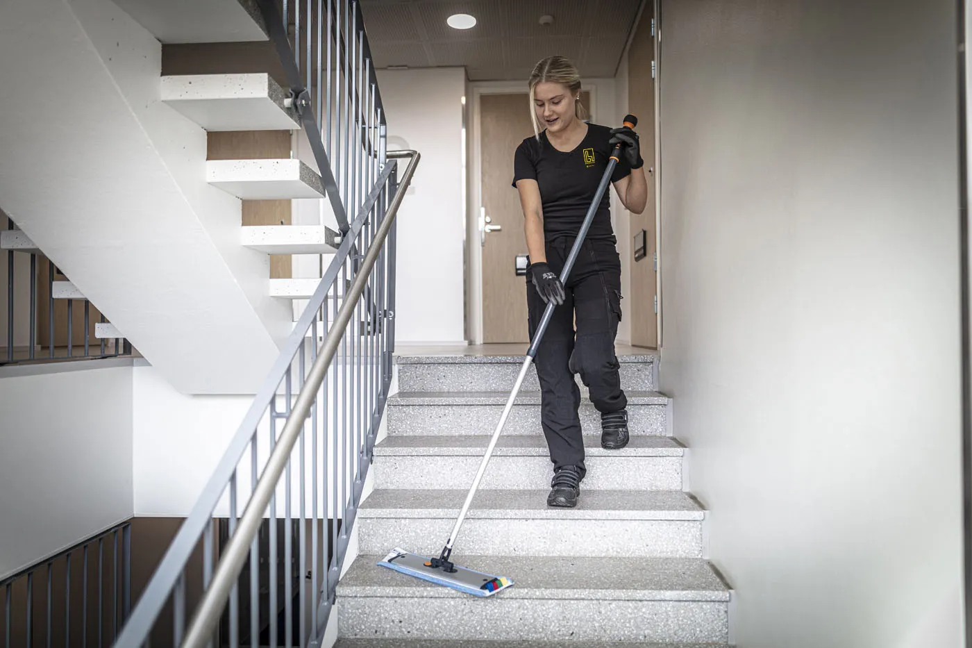 Städning av ett trapphus, en del av inre fastighetsskötsel.