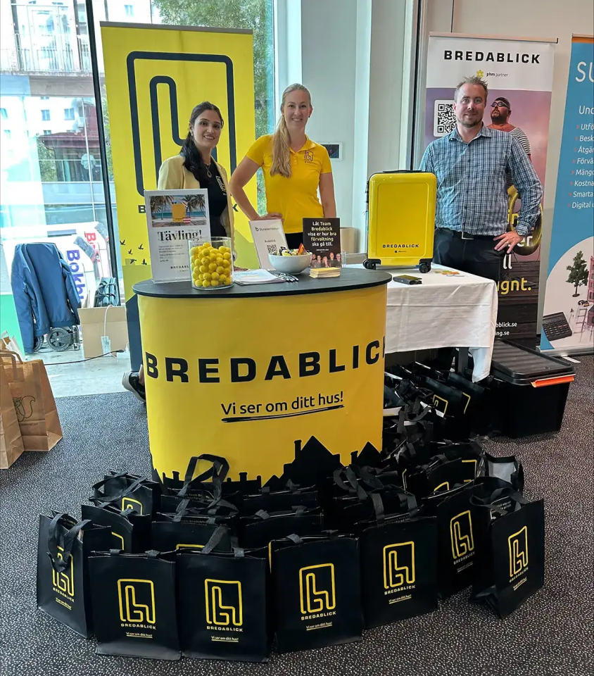 Teknisk förvaltare Anders tillsammans med lokalvårdare Avin och Bredablicks säljare Ida