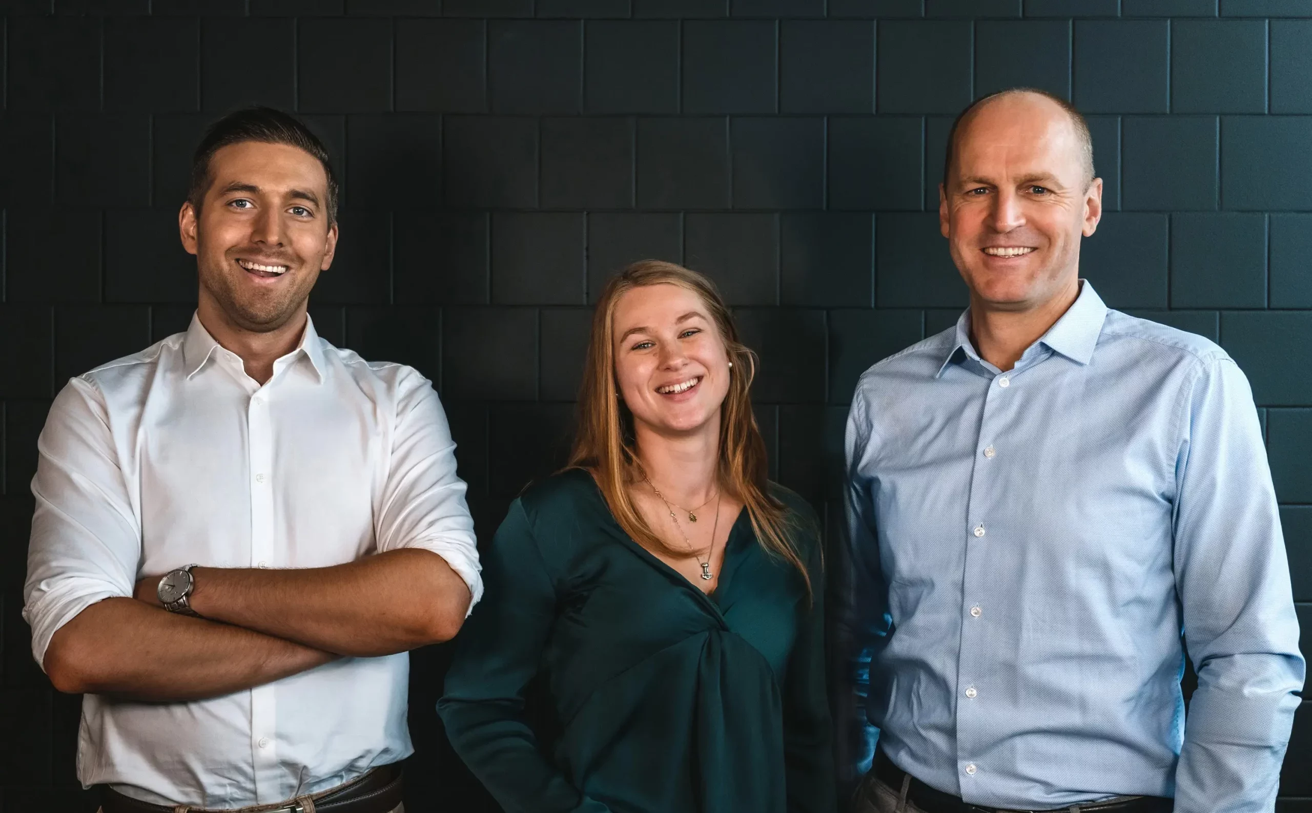 En kvinna och två män som jobbar med ekonomisk förvaltning i Malmö