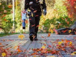 En fastighetsskötare med en lövblås