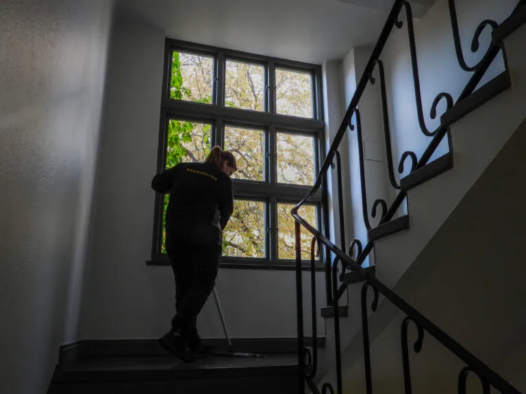 Trappstädning och lokalvård är en del av inre fastighetsskötsel i Uppsala