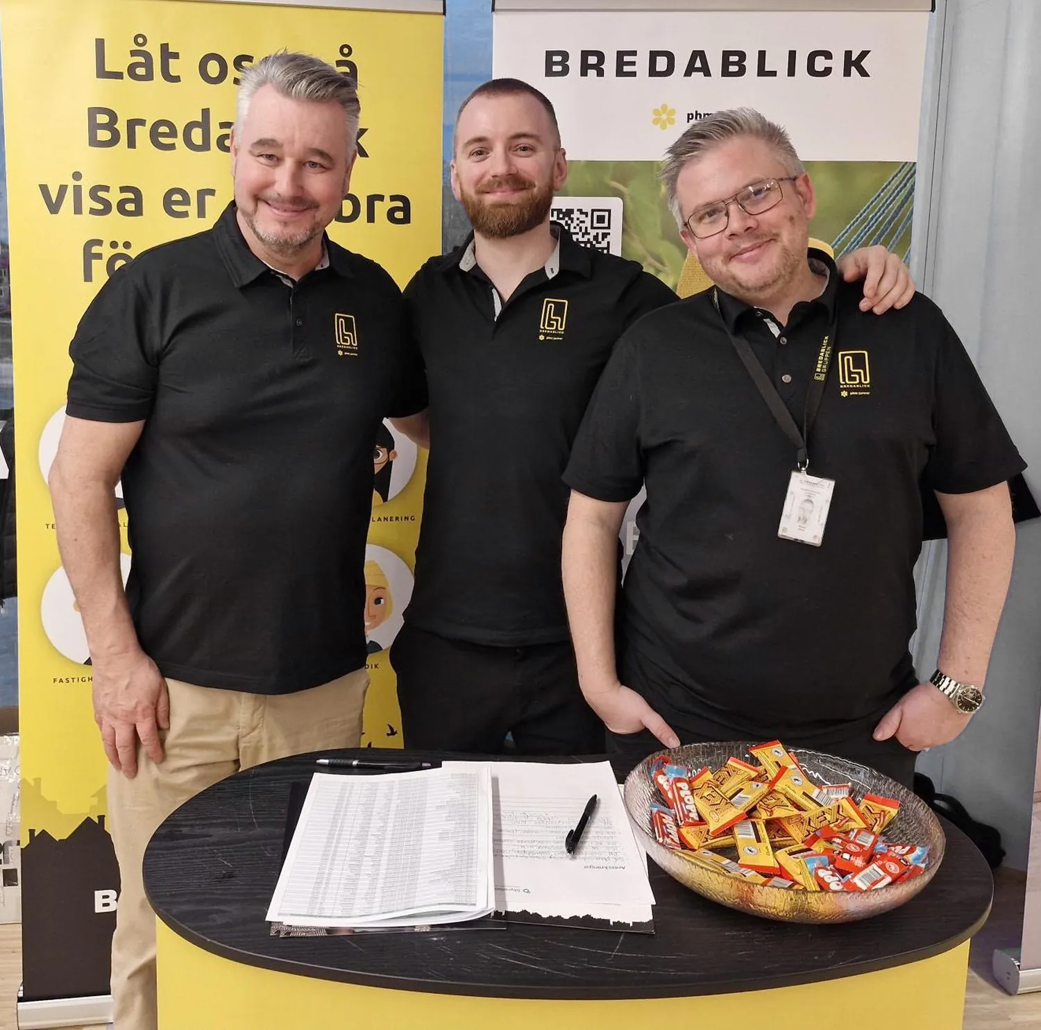 Henrik, Kevin och Michael som är tekniska förvaltare på Bredablick på mässa