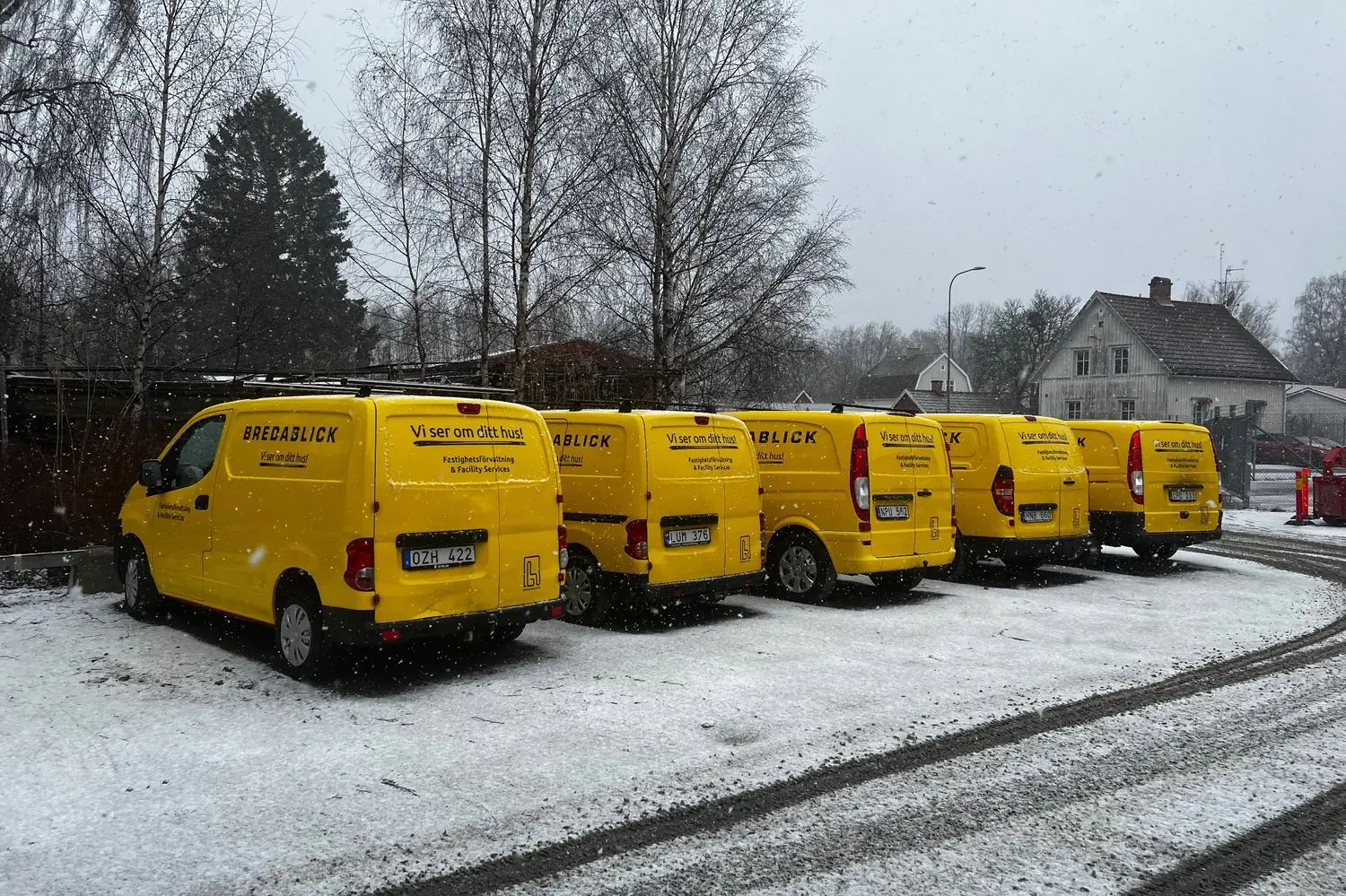 Bredablickbilar parkerade i snöiga Karlstad