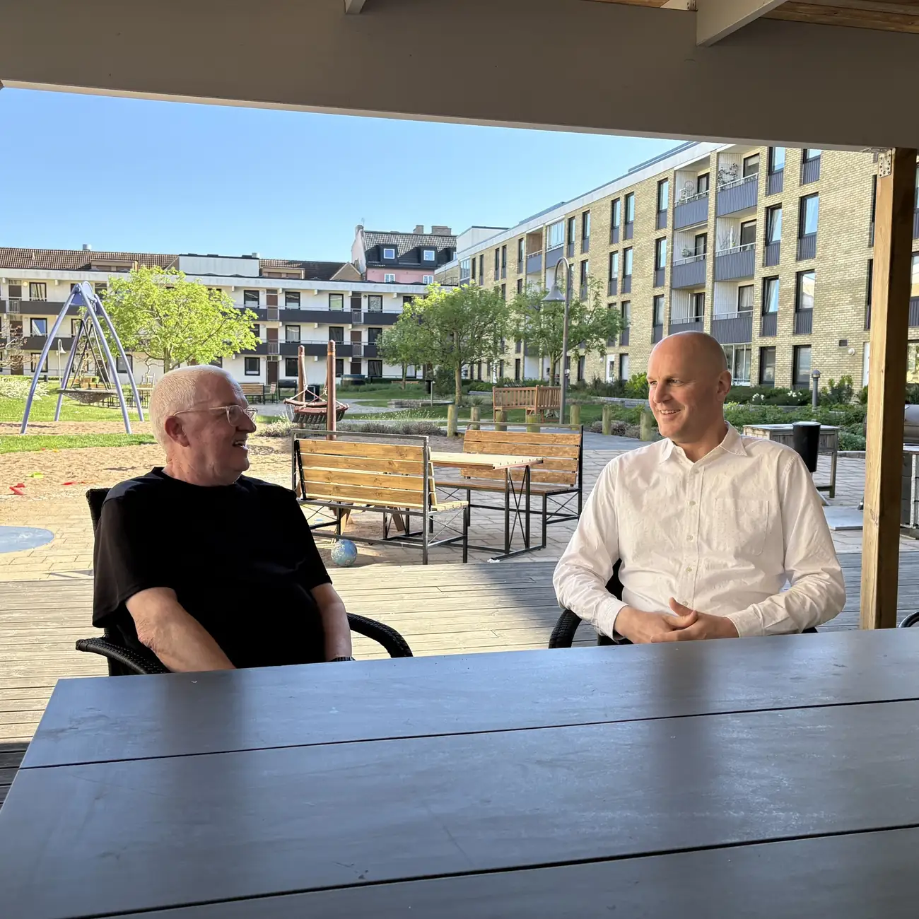 Bosse och Oskar solar på brf Solstrålen