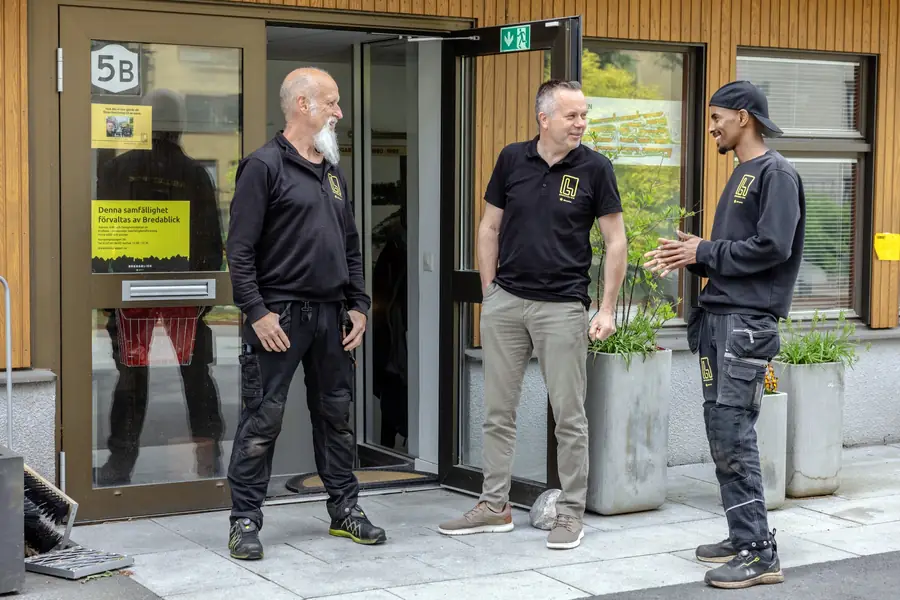 Fastighetsskötare och förvaltare från Bredablick vid en fastighet i Göteborg