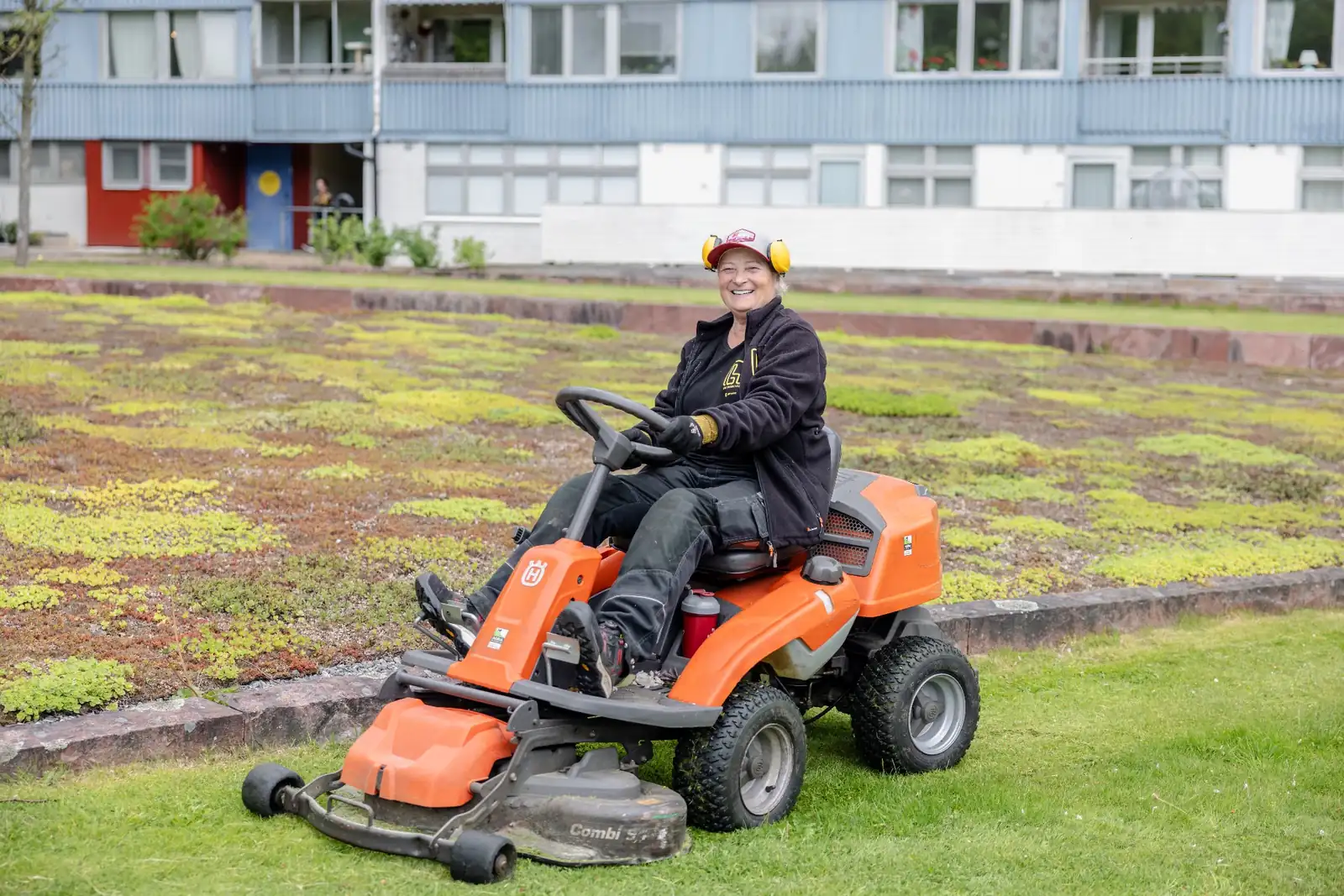 Fastighetsskötare arbetar med utemiljö och gräsklippning i Göteborg