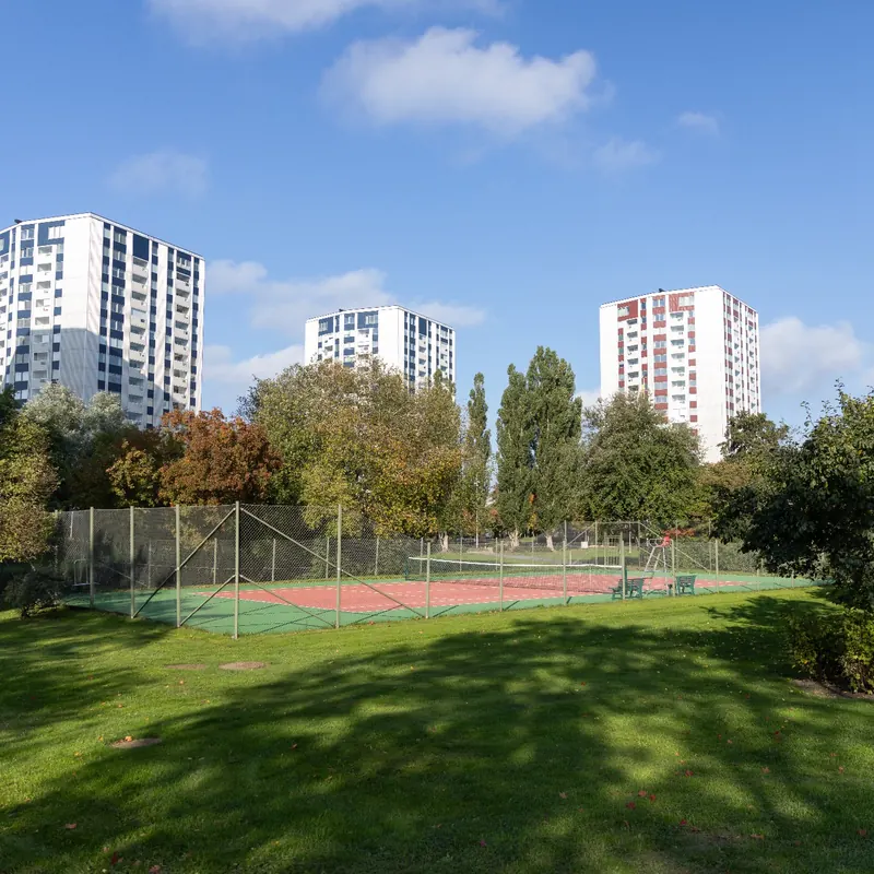 Flerbostadshus som Bredablick förvaltar, med grönskande utemiljö och inhägnad aktivitetsplan.